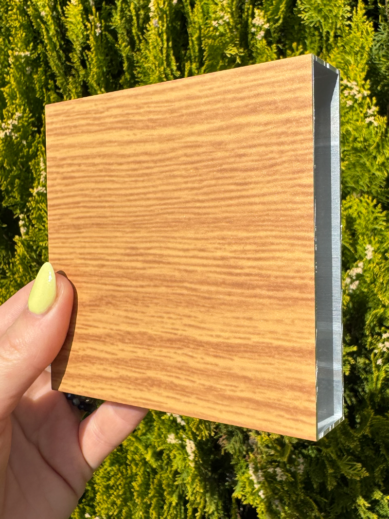 hliníková lamela drevodekor LUVIA (svetlý dub)